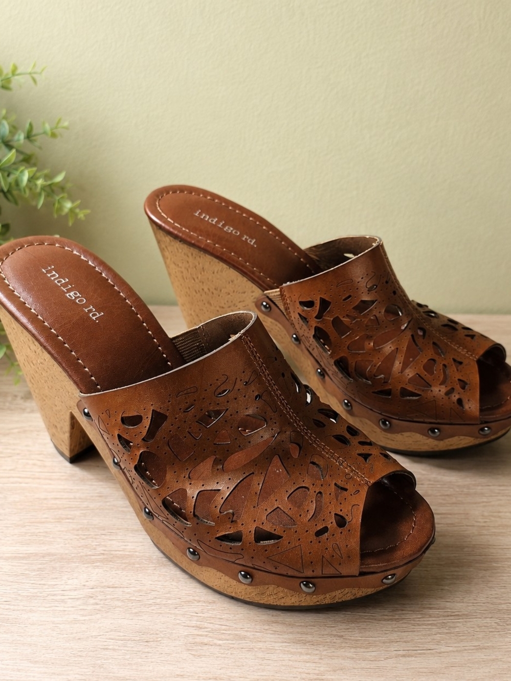 Indigo Rd Brown Laser Cut Platform Mule Clogs Heels Women's Size 8.5 Peep Toe